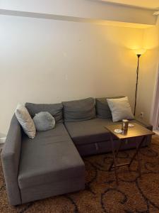 een woonkamer met een bank en een tafel bij Cé La Vie in Québec