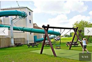 ein Kind, das auf einer Rutsche im Park spielt in der Unterkunft Southview Holiday Park in Winthorpe