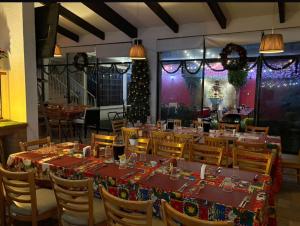 En restaurant eller et andet spisested på Hotel Casa ixtapan + 38 billeder