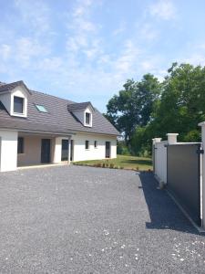 une allée en face d'une maison dans l'établissement Chambres d'hôtes bord de Saône, à Lamarche-sur-Saône