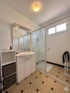 een badkamer met een douche en een wastafel bij La sapinette in Quillan