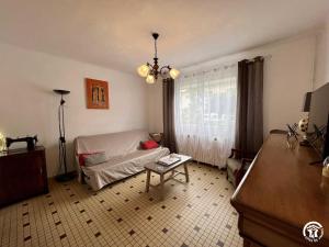 een woonkamer met een bank en een tafel bij La sapinette in Quillan