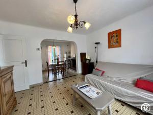 een woonkamer met een bank en een tafel bij La sapinette in Quillan