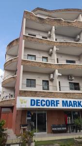 ein großes Apartmenthaus mit einem Schild drauf in der Unterkunft DS Residence509 in Bingerville