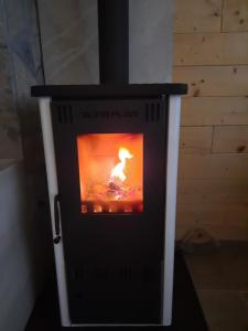 een klein fornuis met een persoon in een kamer bij Vikendica Neven 3 in Popovići