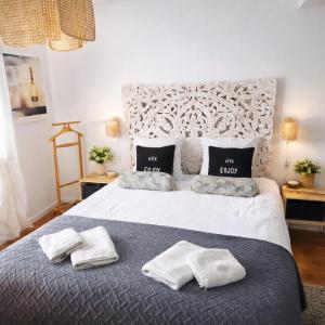 a bedroom with a bed with two towels on it at Enjoy en Champagne maison calme au milieu du vignoble avec parking gratuit in Dormans