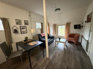 ein Wohnzimmer mit Sofa und Tisch in der Unterkunft De Deelderij in Schoonloo