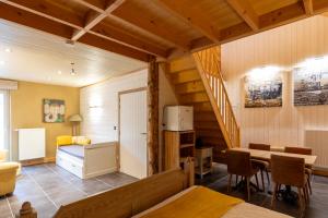 een kamer met een bed en een tafel met stoelen bij B&B De Leestjespolder in Moerkerke