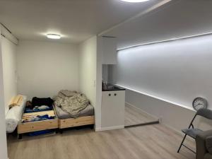 En eller flere senge i et værelse på Family friendly apartment with parking