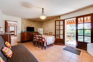 TV a/nebo společenská místnost v ubytování Chateau st-auriol - magnanerie