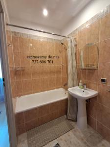 een badkamer met een ligbad en een wastafel bij przy Zamku Ryn in Ryn