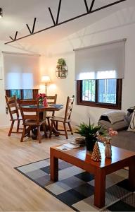 ein Wohnzimmer mit einem Tisch und einem Sofa in der Unterkunft Silvana campo y ciudad in Córdoba