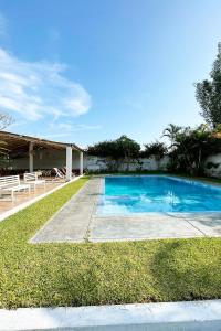 een zwembad in de tuin van een huis bij LAS PALMERAS HOSTAL in Barranca