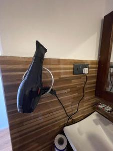 een zwart voorwerp dat aan de muur van een kamer hangt bij Slon White Elephant Ella in Ella +67 foto's