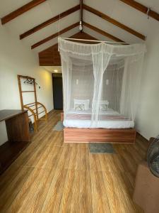 een slaapkamer met een bed met een klamboe bij Slon White Elephant Ella in Ella