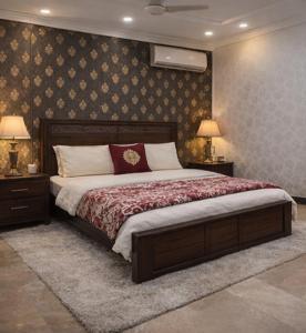 En eller flere senge i et værelse på Komal Residency