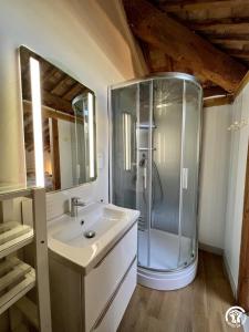 une salle de bain avec douche et lavabo dans l'établissement La ruche, à Durban-Corbières