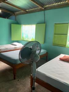 Cette chambre comprend 2 lits et un ventilateur. dans l'établissement Hostel María Ometepe, à Santa Cruz