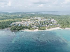 eine Luftaufnahme einer Insel im Ozean in der Unterkunft 2BR for 8 guests with views in Baru in Pendales