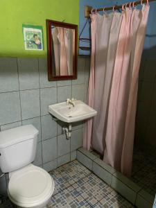 une salle de bains avec toilettes et lavabo dans l'établissement Hostel María Ometepe, à Santa Cruz