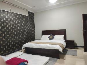 En eller flere senge i et værelse på Komal Residency