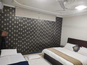 En eller flere senge i et værelse på Komal Residency