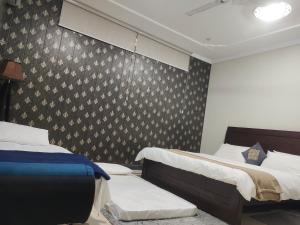 En eller flere senge i et værelse på Komal Residency