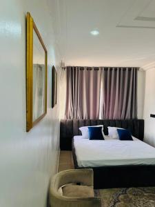 een slaapkamer met een bed met een kat erop bij House 19 in Abuja