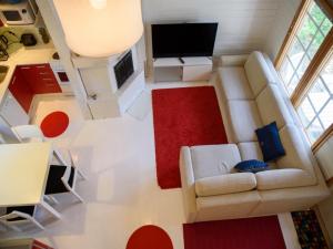 a living room with a white couch and a red rug at Sappee Peak Cabin - Bike, Fire, Snow & Adventure in Salmentaka