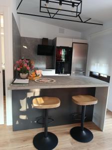 eine Küche mit einer Theke mit zwei Stühlen in der Unterkunft Silvana campo y ciudad in Córdoba