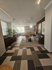 un soggiorno con pavimento a scacchi di edificio libertad a El Cerrillo Altre 7 foto