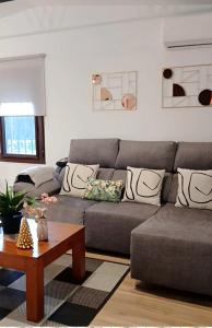 ein Wohnzimmer mit einer Couch und einem Couchtisch in der Unterkunft Silvana campo y ciudad in Córdoba + 23 Fotos