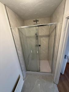 Et badeværelse på 4-Bed Contractor Friendly House Long Stays Welcome + 4 billeder