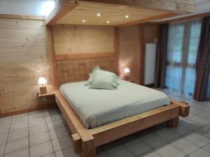 En eller flere senge i et værelse på Maison d'hôtes La Cerisaie