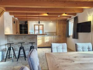 Kuchyň nebo kuchyňský kout v ubytování Alm Chalet Grosseck