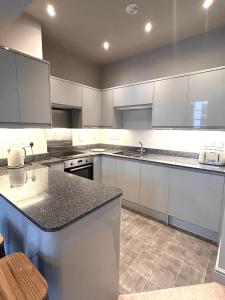 Køkken eller tekøkken på The Linen Loft - 2 Bed Luxury Apartment - Central Town Location