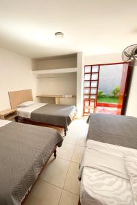 2 bedden in een kamer met een balkon bij LAS PALMERAS HOSTAL in Barranca +14 foto's