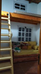 een stapelbed in een kamer met een bank bij La Apacheta in Tafí del Valle