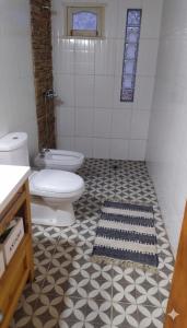 een badkamer met toilet en wastafel bij La Apacheta in Tafí del Valle