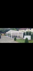 un gazebo bianco in mezzo a un parco di La Casa Bianca a Avrig