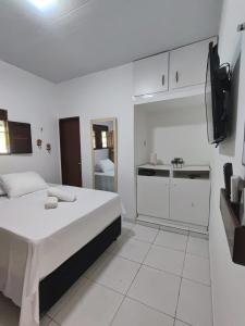 ein weißes Schlafzimmer mit Bett und Küche in der Unterkunft Casa de Fagundes PB in Lucena + 58 Fotos