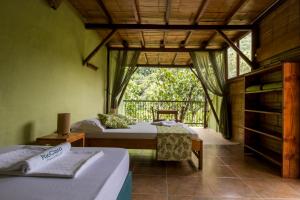 En eller flere senge i et værelse på Rio Claro Reserva Natural