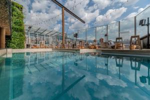 een zwembad op het dak van een gebouw bij The Charlee Hotel in Medellín