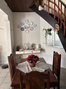 a dining room with a table and plates on the wall at Quarto em Casa familiar in Belém +6 photos