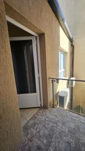 una porta aperta di un edificio con finestra di Edificio-Pellegrini PA a Bragado