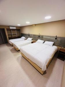 En eller flere senge i et værelse på Hotel Mosqoy