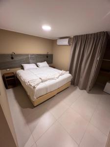 En eller flere senge i et værelse på Hotel Mosqoy