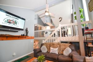 Et tv og/eller underholdning på Bool Bear Lodge a pet friendly Pocono Vacation Home with Fireplace, BBQ and more