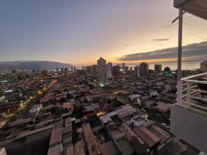 una vista di una città al tramonto con edifici di edificio libertad a El Cerrillo