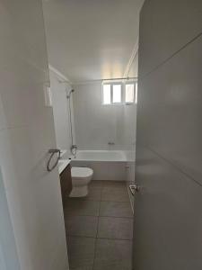 un bagno con wc e vasca da bagno di edificio libertad a El Cerrillo